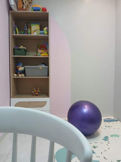 Cantinho de brinquedos e materiais na sala de atendimento infantil