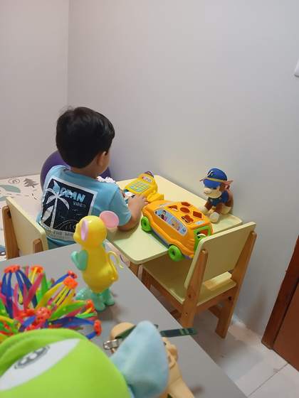 Criança em atividade na mesa de atendimento