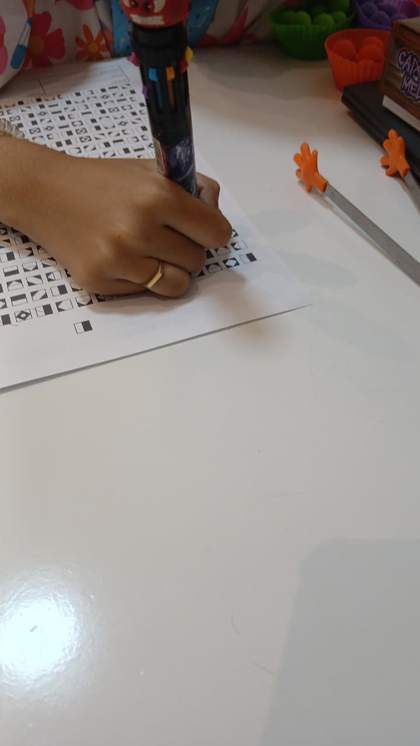 Criança preenchendo material de avaliação