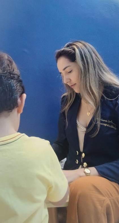 Adriana Araquem em atendimento com paciente infantil